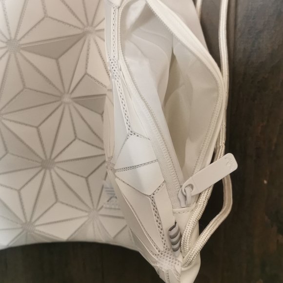 4 for $50 ADIDAS strips bag - Picture 4 of 6